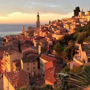 https://villa-lensoleillee-vue-panoramique-mer-250-m-de-la.fr-provencehotel.com